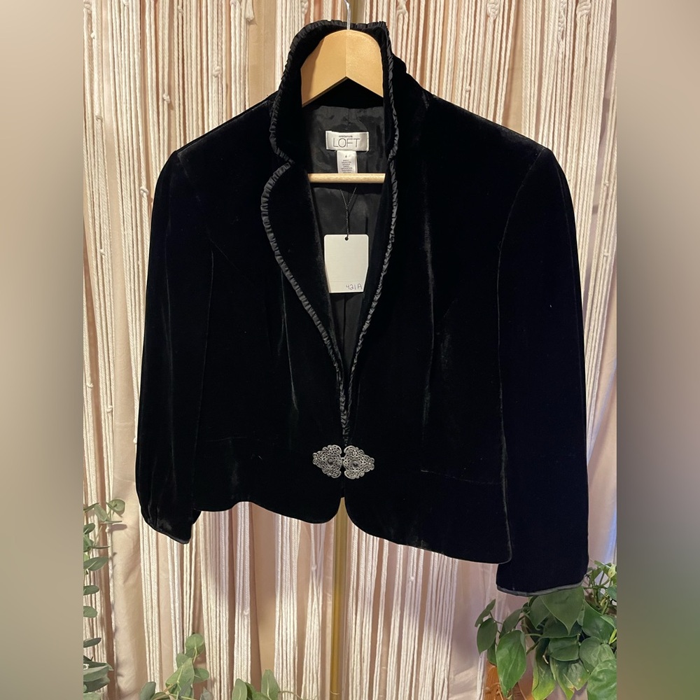 Ann Taylor LOFT black velvet cropped blazer bolero shrug w/ silver clasp closure - Picture 13 of 13
